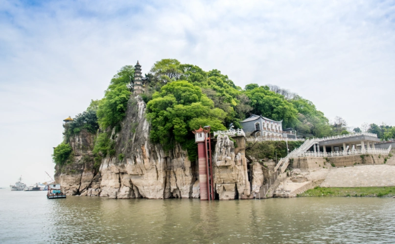 石钟山位于江西省九江市湖口县城区,长江与鄱阳湖交汇处,素有"中国