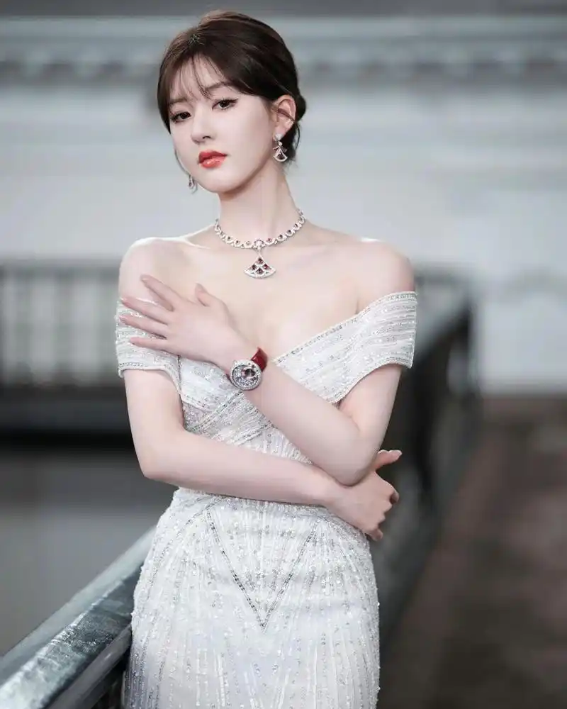 赵露思拍新造型,穿一袭银色亮片露肩礼服裙优雅又性感,藏不住女人味