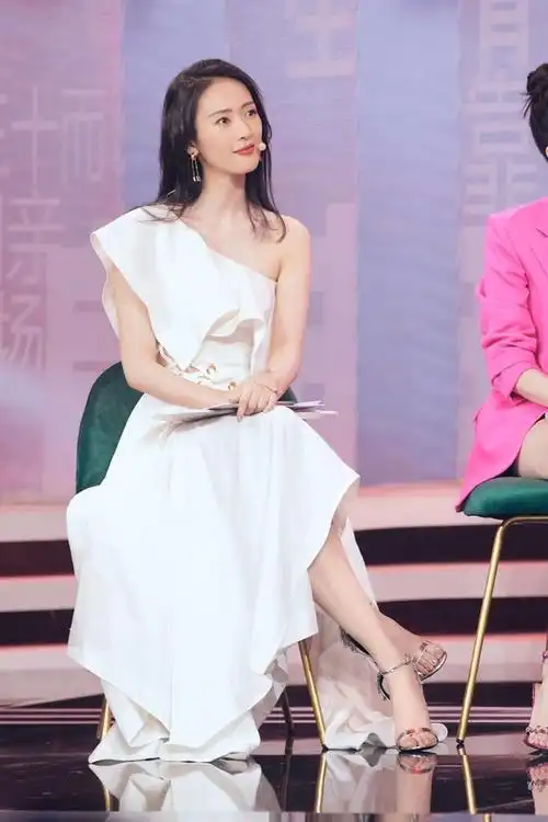 撞脸章子怡如今再翻红童瑶最新照穿条纹裙坐姿豪放短发略显老