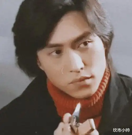 小时候靳东的家庭条件并不好,父母也是选择了