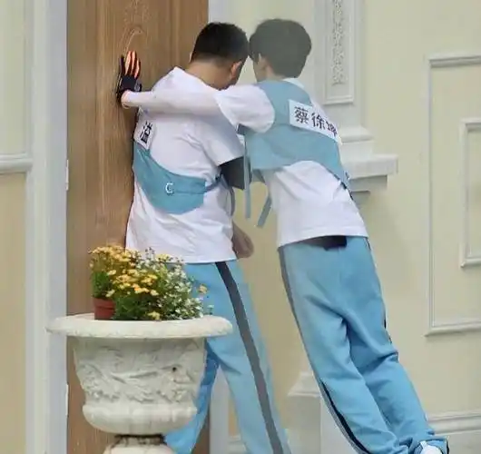 蔡徐坤路透中上演壁咚,瞧见对象是谁后,这关系真不是一般亲密!