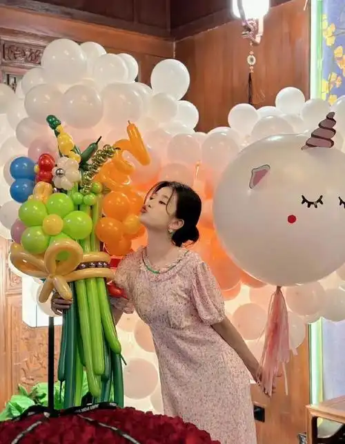 乔欣29岁庆生照穿搭亮眼,粉色碎花裙搭配丸子头,清纯又甜美!