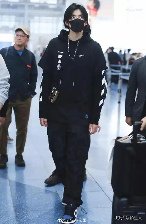 850 rmb左右很多人可能觉得低帮的air jordan 1没什么牌面,然而吴亦凡