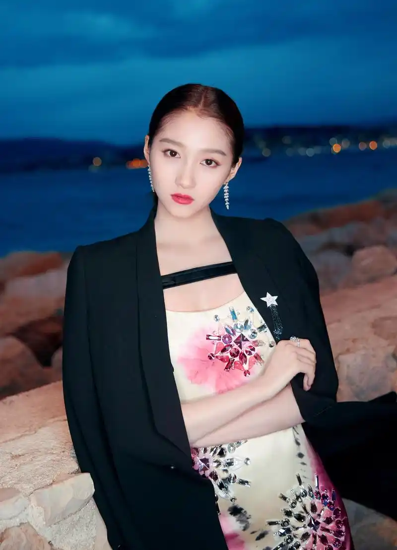 关晓彤当地时间17日晚亮相戛纳芭莎之夜,一同感受电影与时尚魅力.