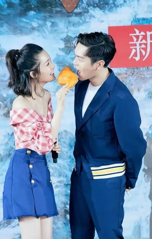 张若昀胆好大!同台李沁暧昧啃鸡腿,网友:唐艺昕看了想打人!