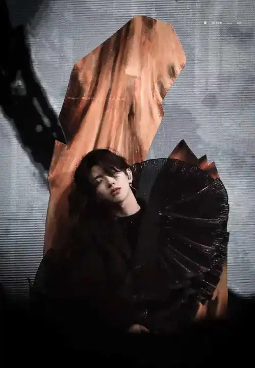 蔡徐坤演唱会唱歌时哭到妆花现场回应粉丝我爱你太感性了