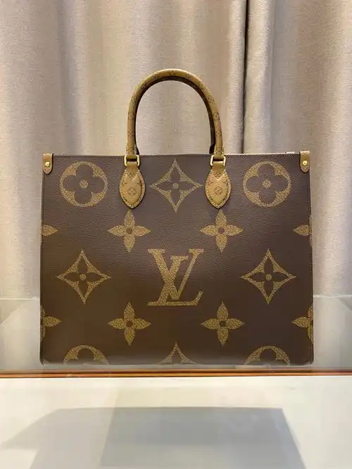 太古汇买的包包 原本看好小号白色那款 感觉白色的更好看但是柜姐说的