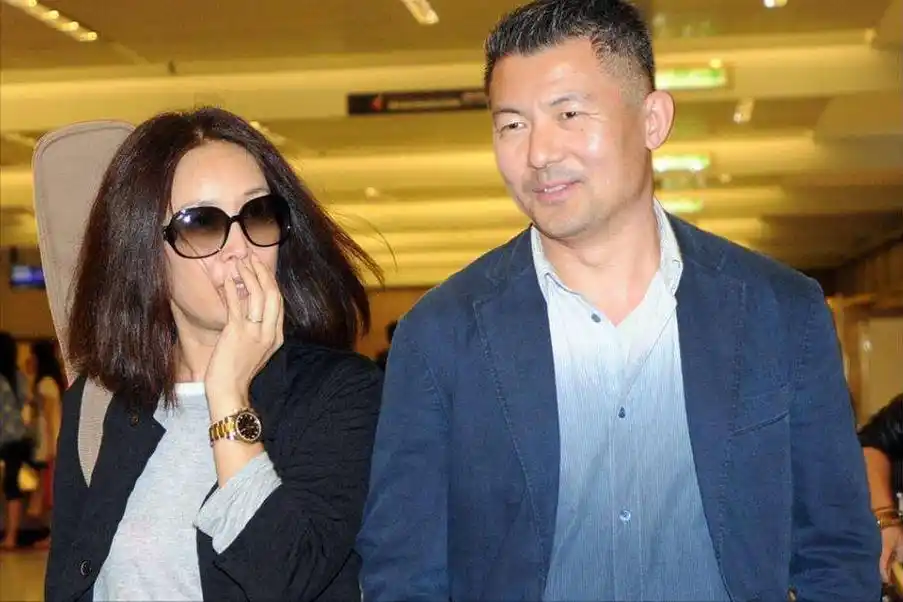 那英同居10年生1孩,才知晓高峰有个3岁的私生子,领娃再嫁其兄弟