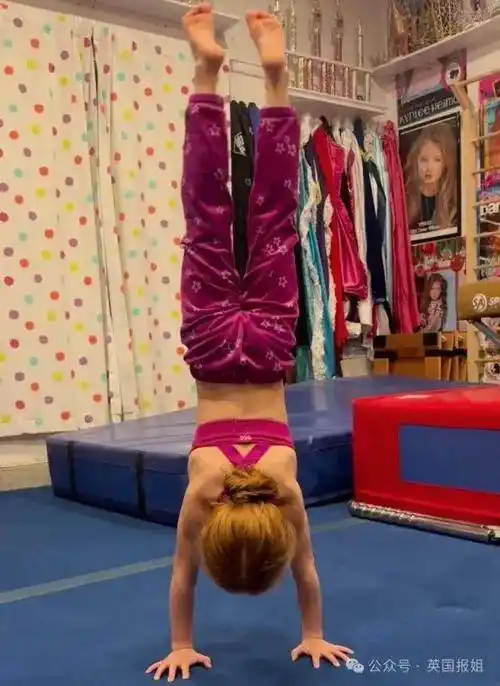7岁女孩练出惊人腹肌!全身硬得像砖块,6块腹肌比成年男性还明显!