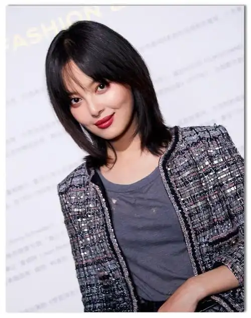 记得梳完之后,调整头顶的头发:稍微向上拽拽.