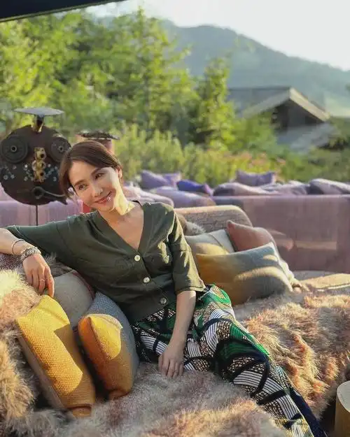 52岁黎姿晒泳衣照身材宛如少女粉丝惊叹保养得宜