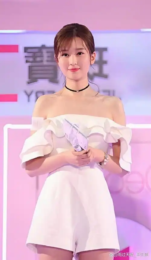 90后美女明星乔欣清新脱俗,给人一种亲切可爱的邻家女孩的感觉