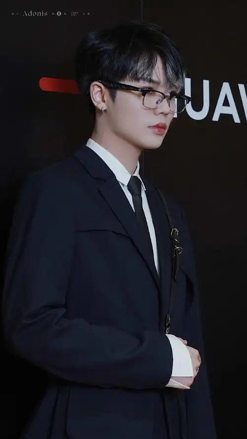 林彦俊黑色束腰西装##gentle monster 华为智能眼镜 Ⅱ