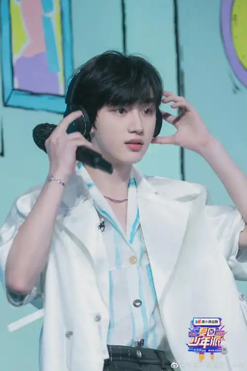 丁程鑫夏日少年派最新剧照 白衬衫搭配红色西装