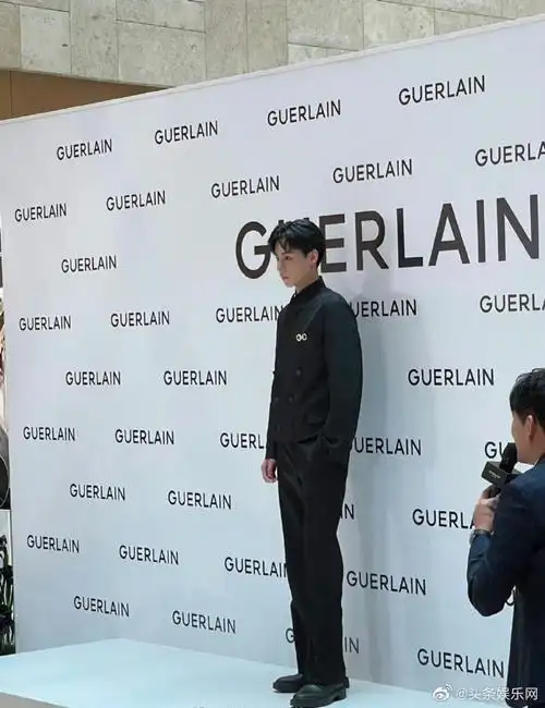 胡一天好高##胡一天线下状态#胡一天活动合影,这个身高差绝了,真的好