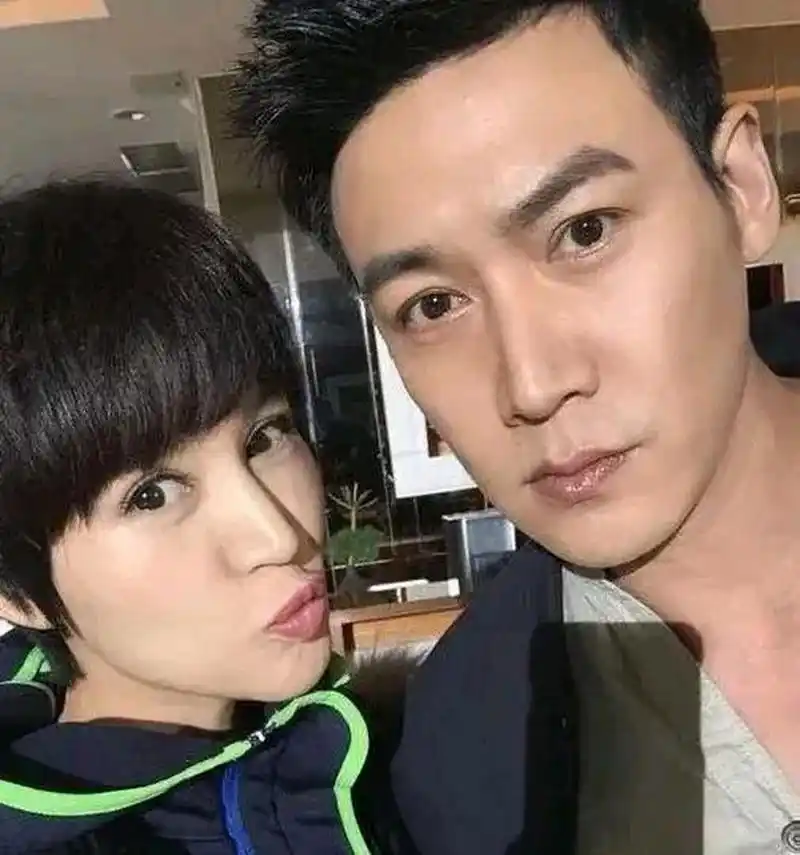 当年陆毅娶了鲍蕾,郭京飞娶了妹妹鲍莉.有一次两人去丈母娘家.