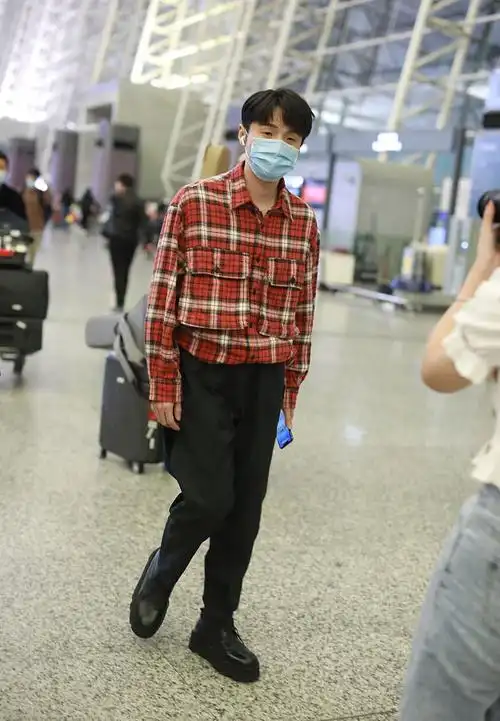 李荣浩格子衫休闲帅气机场照图片