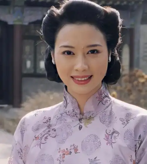 《承欢记》邓英:年轻时因美貌出圈,46岁婚姻无着落却越发优雅了