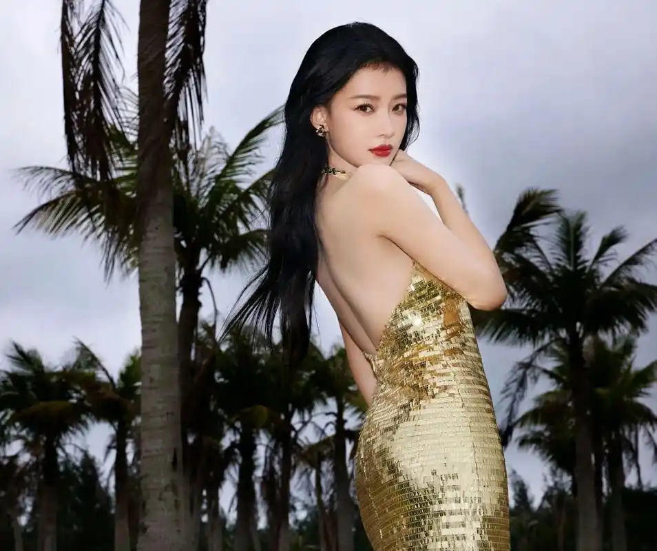 孙怡,这身金黄色露背连衣裙,真的是太惊艳了,不仅展示出她那高挑,丰腴