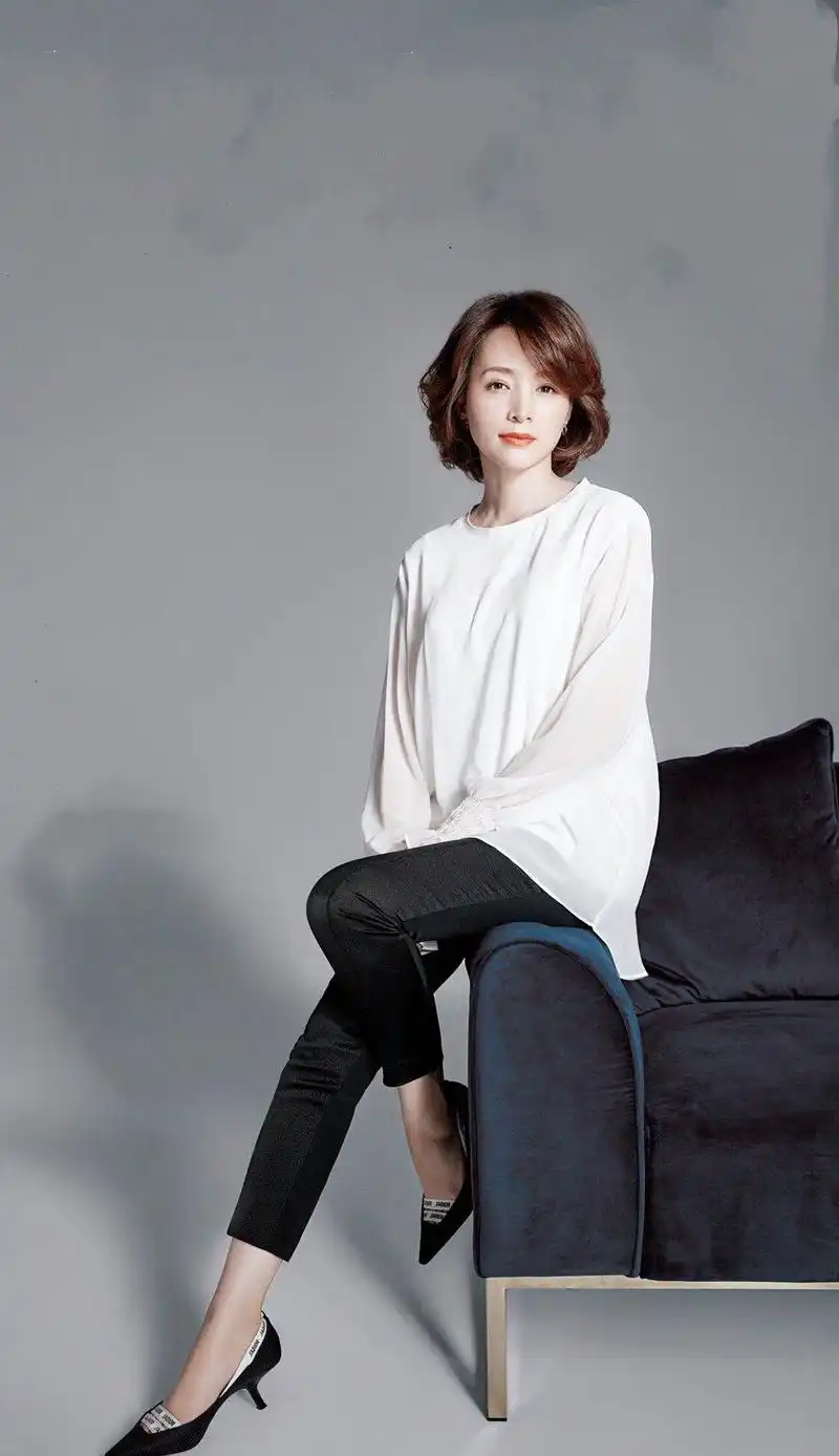 董卿真"胆大",尝试了黄色的连衣裙来凹造型,意外高级时髦大气