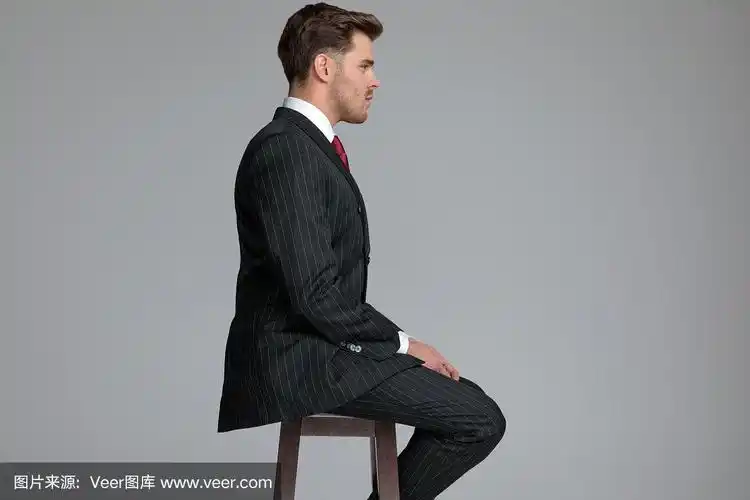 年轻男子穿双排扣西装的侧视图