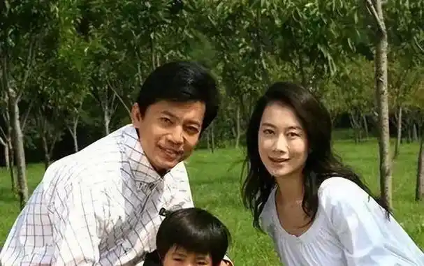 倪大红的同学何政军:爱有多大胆幸福就有多美好,爱情是悄然而至_娱乐