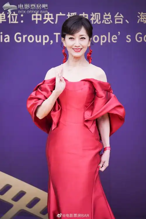 海南岛国际电影节开幕红毯#高清图来了演员@赵雅芝一袭抹胸红裙亮相