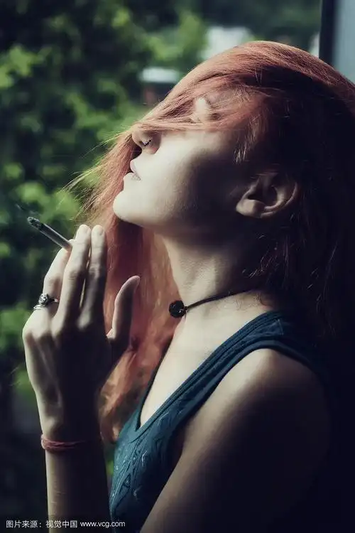 一个手里拿着香烟的年轻漂亮女孩的肖像