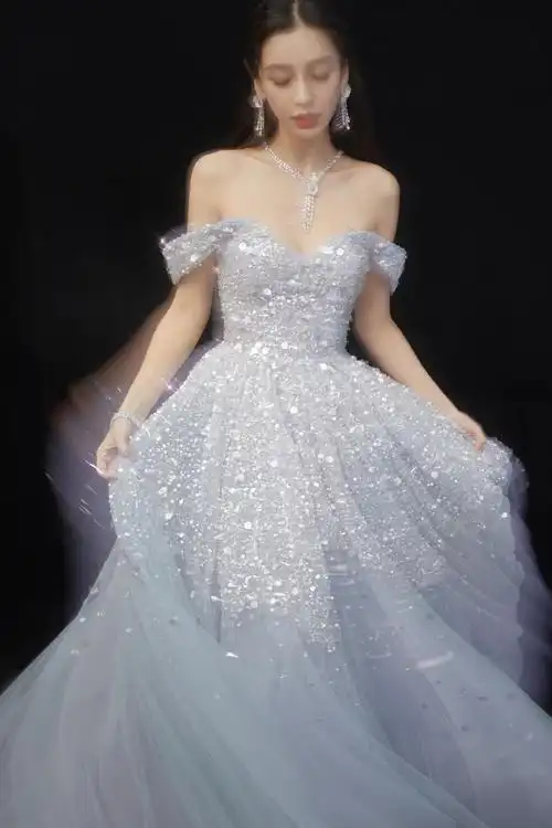 angelababy超话亮相#浙江卫视春晚#,浅蓝色鱼鳞亮片闪耀着星星点点的