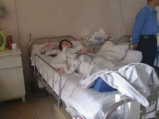 大神,帮我p一张躺在病床上的照片.