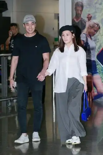 阿娇与老公现身机场,两人深情对视太恩爱,嫁给爱情的阿娇很幸福