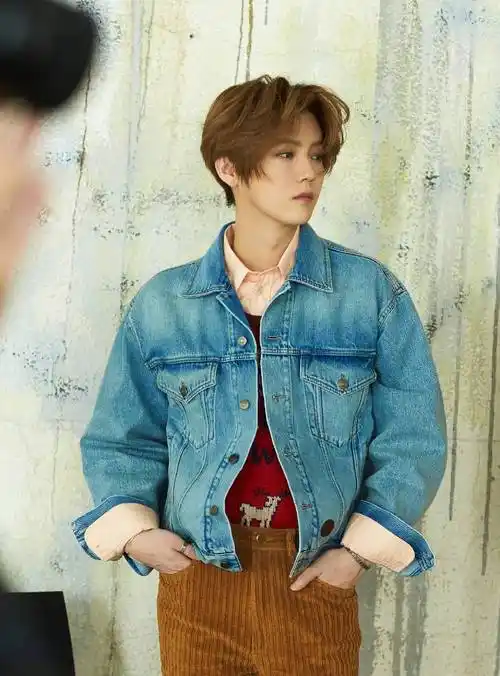 终于被鹿晗帅到了,穿蓝色衬衫配黑色西装,坐椅子上姿势好霸气_写真照