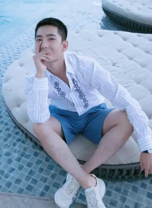 杨洋穿短裤大胆秀腿引粉丝尖叫看清楚他的腿毛后我撤退了