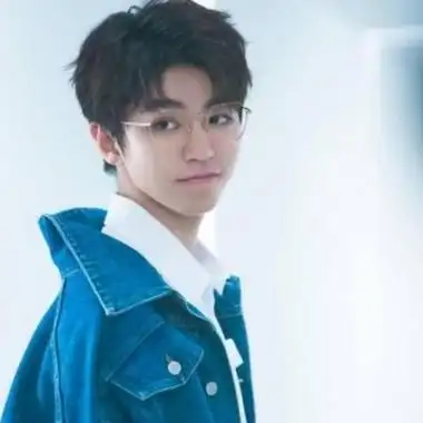 王俊凯戴眼镜照片_个性头像_头像控