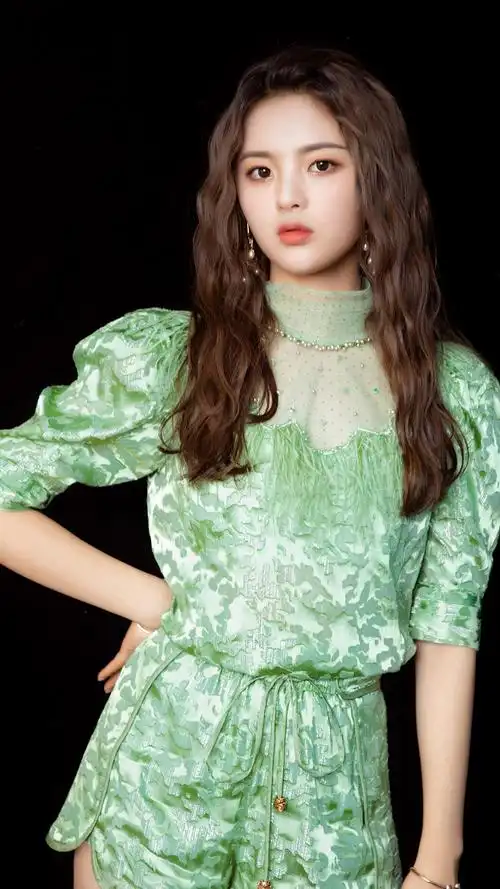 杨超越复古波浪卷高清手机壁纸