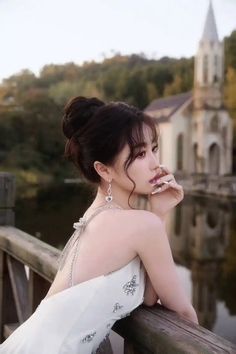 虞书欣穿白色露背礼服高贵优雅 眼眸如刃气场全开