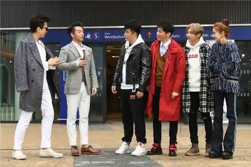 同是给昆凌拍照,郑恺收获赞扬,周杰伦却被吐槽,网友:有差距