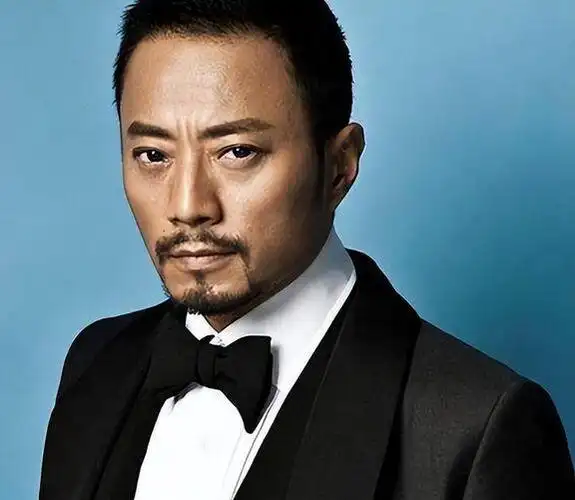 别人是中年发福这8位男星是越老越帅连褶子都是魅力