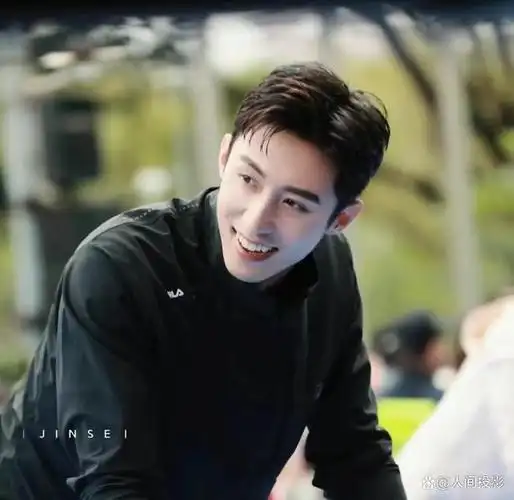 黄景瑜发声后首次露面,没有任何影响,笑容满面!