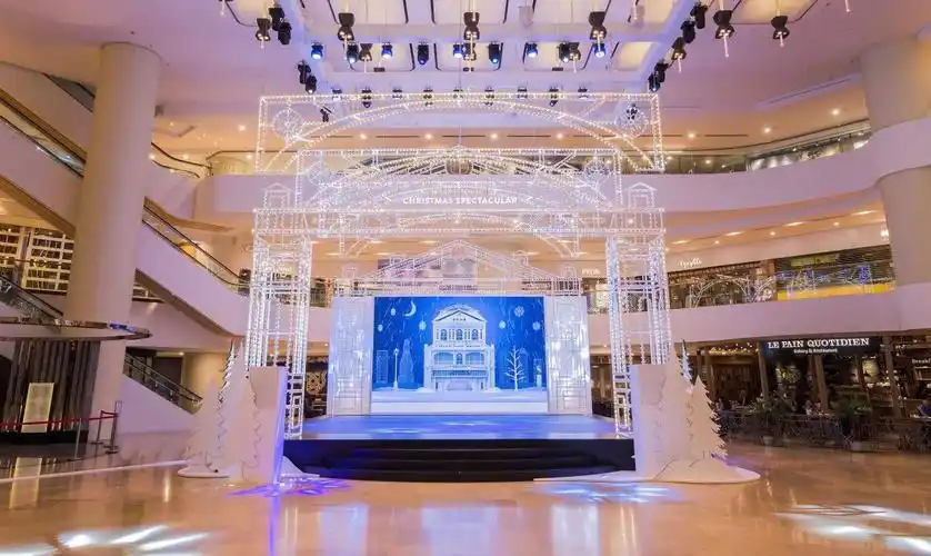 商场嘅garden court会变成百老汇式舞台,并有多个精彩表演.