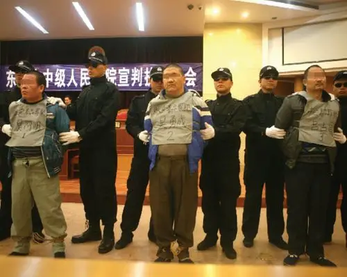 三名罪犯被执行死刑 数十学生现场观摩(组图) - 新闻 - 加拿大华人网