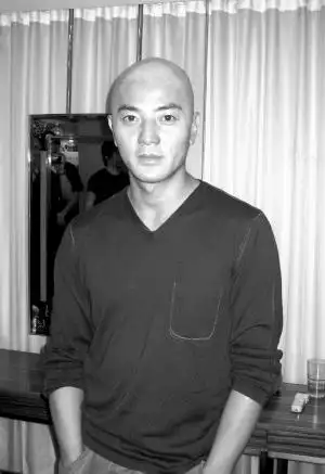 郑伊健光头造型亮相