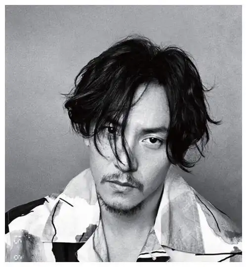 还有张震,张震的发际线很高,所以短发会暴露缺点,张震的长发造型真是