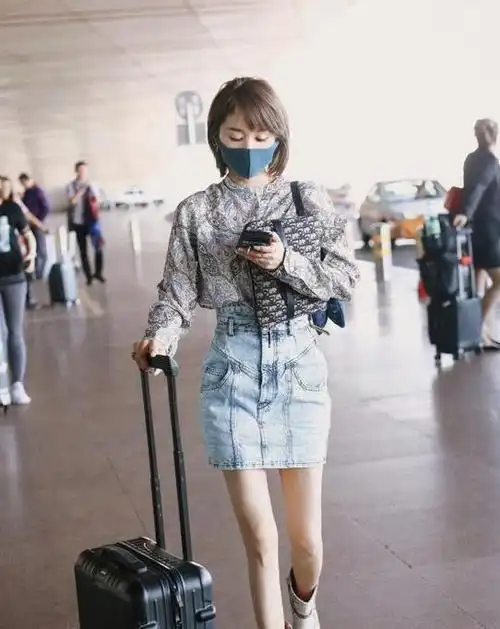 32岁王子文真会装嫩,白衬衫搭配百褶裙好少女,瞬间美成了学生妹