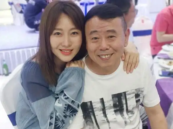 潘阳的事业虽然没有潘长江那么成功,但嫁入豪门也算上成人生赢家.