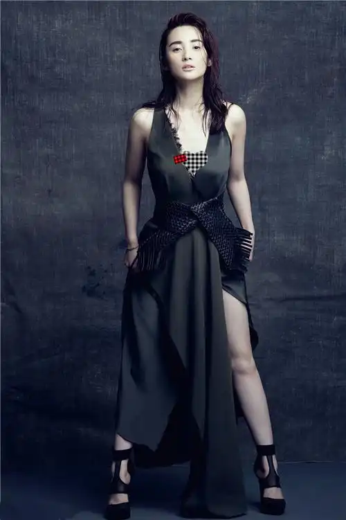 原创陈建斌真把媳妇宠成了女王蒋勤勤穿黑裙走红毯紧裹蛮腰真有范