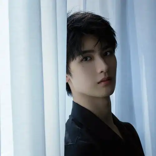 那就一起头也不回的向着光亮走下去吧./黄俊捷