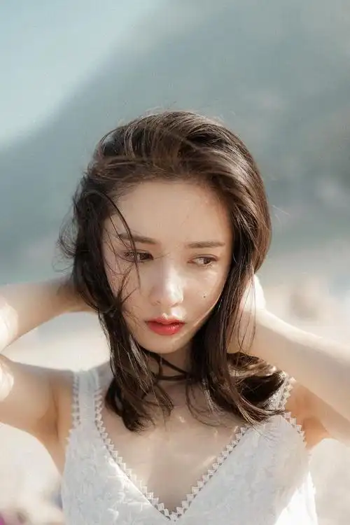 长裙美女的海边写真,皮肤细腻如白瓷