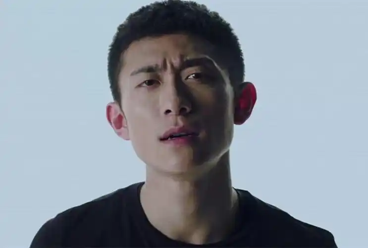 成年后的张一山皮肤黑了许多,依然是那样的寸头,真的变成了硬汉