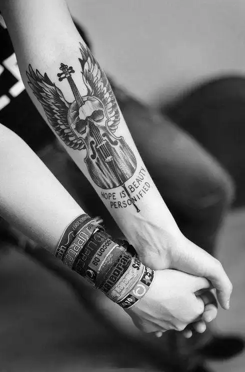 创意骷髅吉他黑白手臂纹身